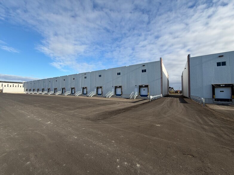 More Photos Of 10910 Dixie Rd, Brampton Warehouse For Lease