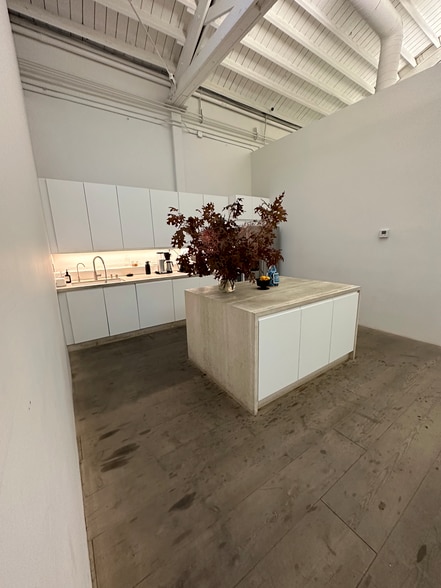 More Photos Of 642 Almont Dr, Los Angeles Showroom For Lease