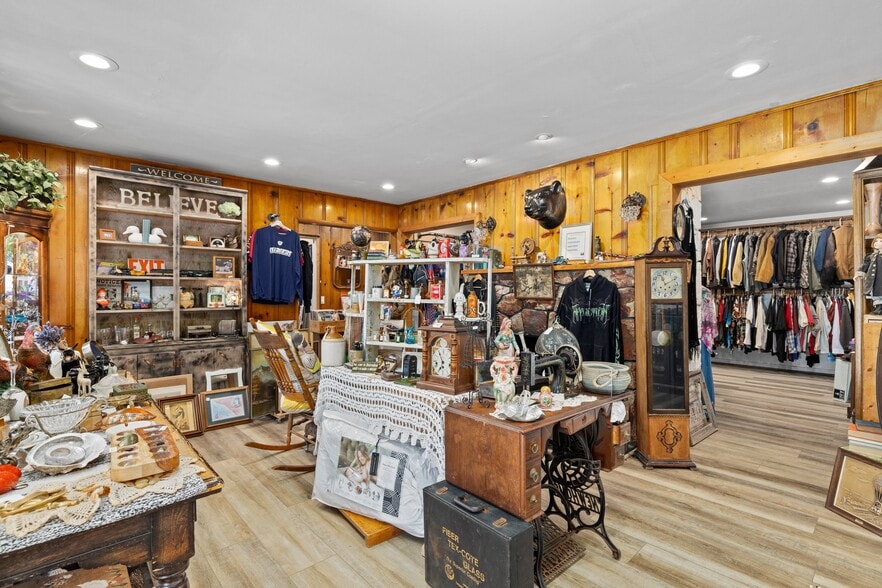 More Photos Of 2562 Alpine Blvd, Alpine Storefront Retail Residential For Sale