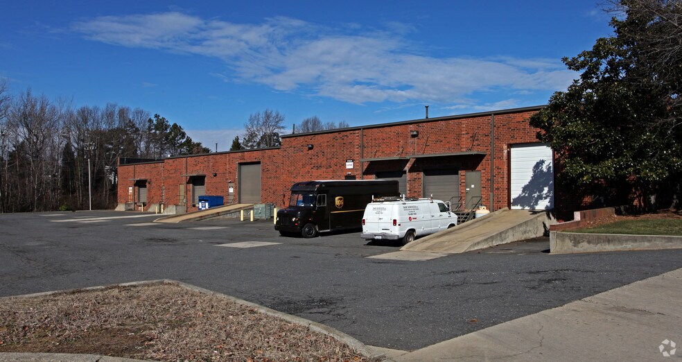 More Photos Of 2748 Interstate St, Charlotte Unknown For Lease