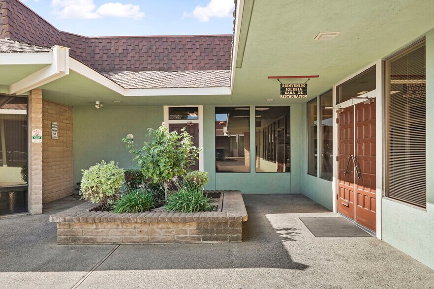 More Photos Of 330 S Fairmont Ave, Lodi Storefront Retail Office For Lease