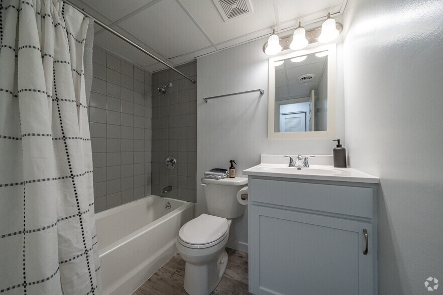 More Photos Of 902 N Charles St, Macomb Apartments For Sale