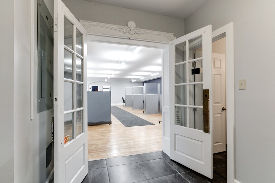 More Photos Of 424 E Grace St, Richmond Bank For Lease