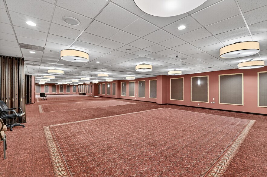More Photos Of 1550 E Dundee Rd, Palatine Hotel For Sale