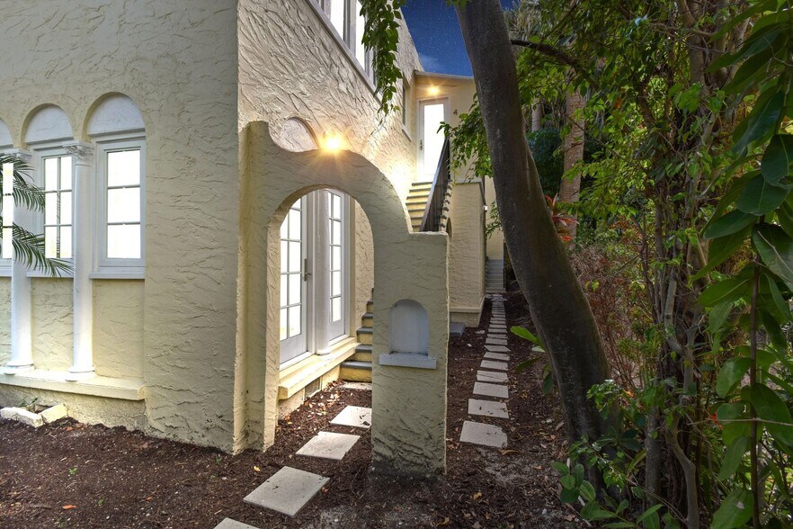 More Photos Of 212 Oleander Ave, Palm Beach Apartments For Sale