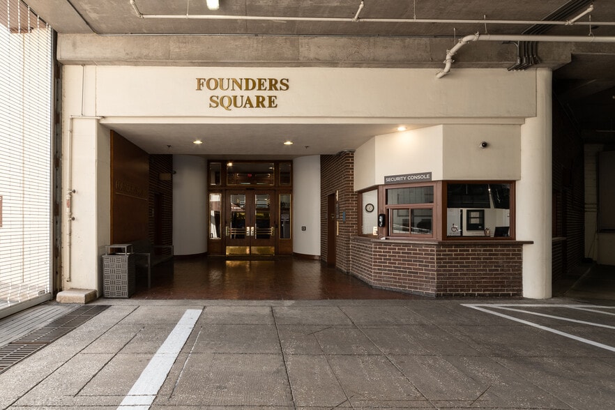 More Photos Of 900 Jackson St, Dallas Office For Lease