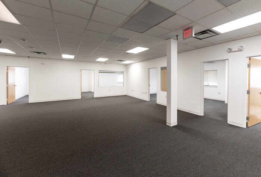 More Photos Of 40 Ramland Rd, Orangeburg Office For Lease
