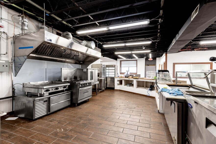 More Photos Of 2425 Hyde Park Blvd, Niagara Falls Freestanding For Sale