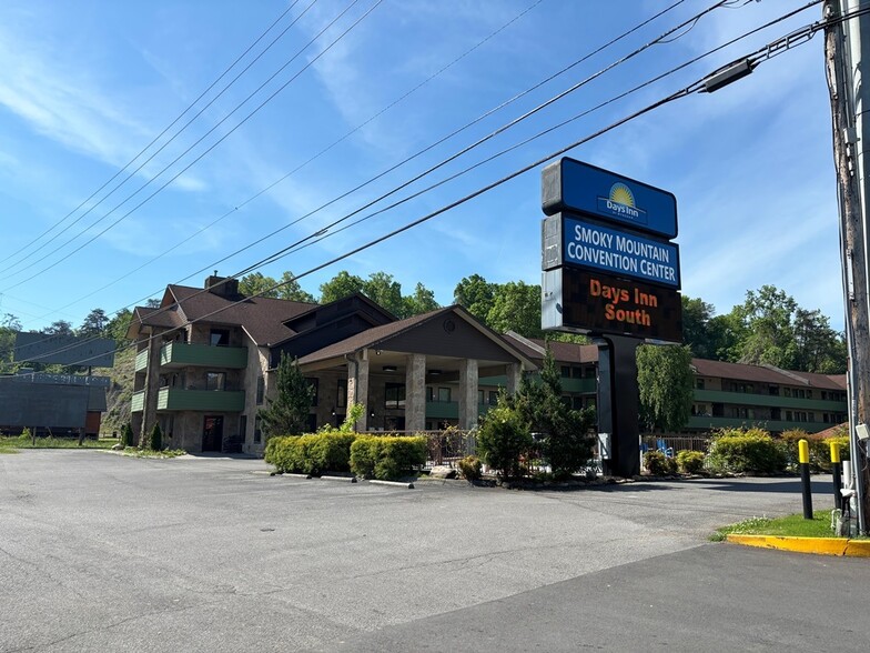 Primary Photo Of 4010 Parkway, Pigeon Forge Hotel For Sale