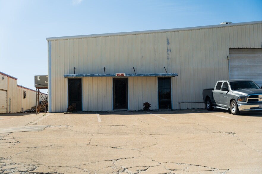 More Photos Of 1630 N Interstate 35 E, Lancaster Flex For Sale