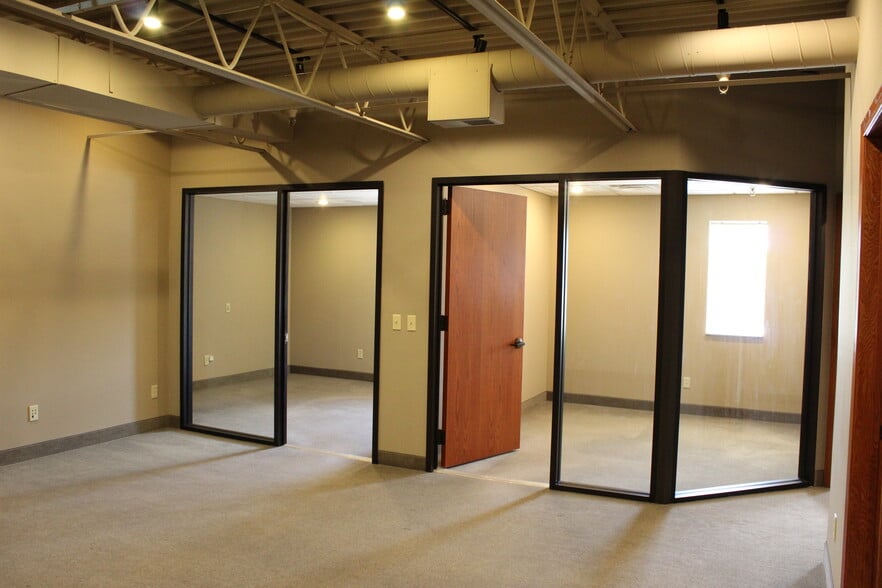 More Photos Of 1500-1548 Cliff Rd E, Burnsville Warehouse For Lease