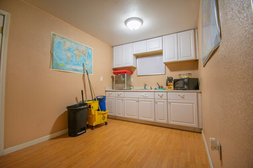 More Photos Of 39031 Strawberry Ct, Kenai Flex For Sale