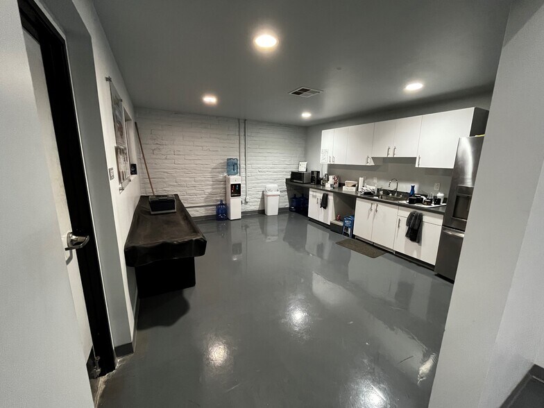 More Photos Of 712 S Hacienda Dr, Tempe Warehouse For Lease