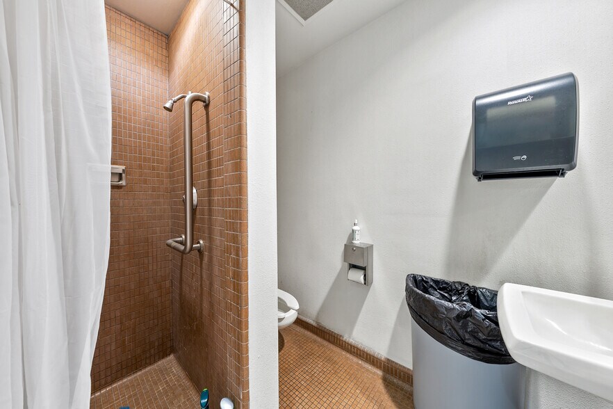 More Photos Of 715 NW Dimmick St, Grants Pass Office For Sale