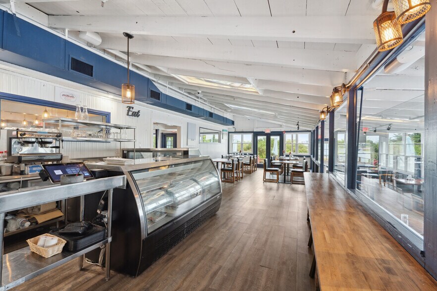 More Photos Of 5 Inlet Rd W, Southampton Restaurant For Sale