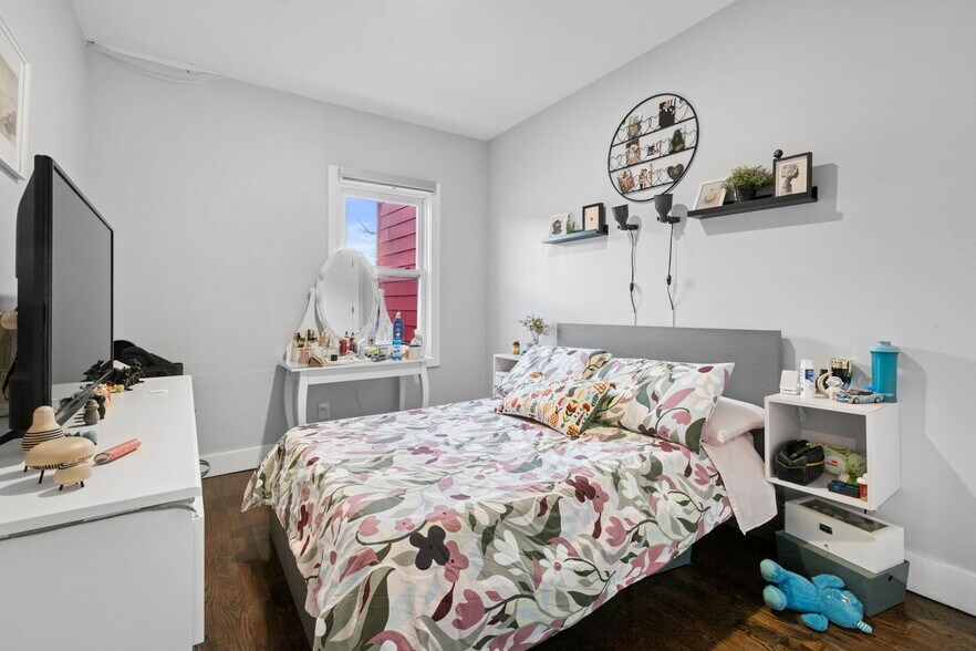 More Photos Of 135-137 Griffith St, Jersey City Storefront Retail Residential For Sale