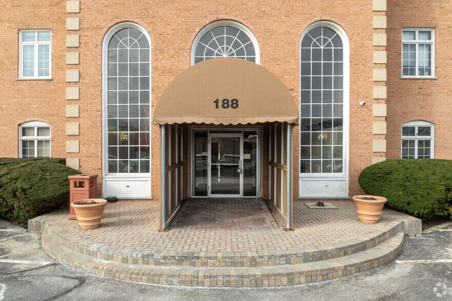 More Photos Of 188 Industrial Dr, Elmhurst Office For Lease