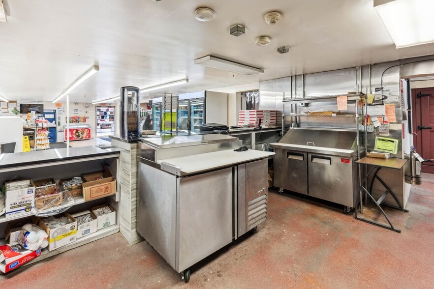 More Photos Of 117 Clinton St, Shrewsbury Freestanding For Sale