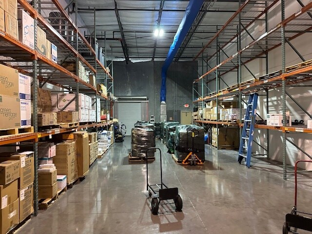 More Photos Of 7575 Kingspointe Pky, Orlando Showroom For Lease