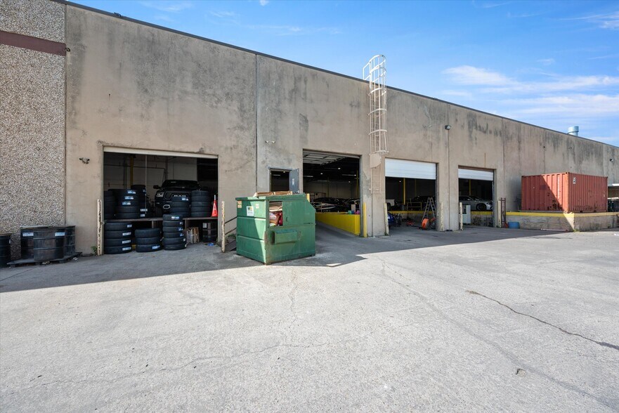 More Photos Of 5127-5131 Mercantile Row, Dallas Warehouse For Lease