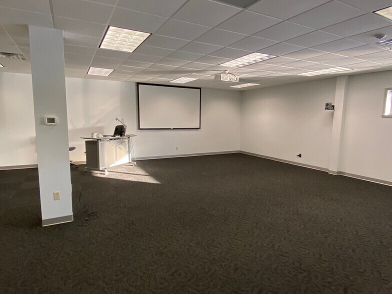 More Photos Of 1710 Leer Dr, Elkhart Office For Lease