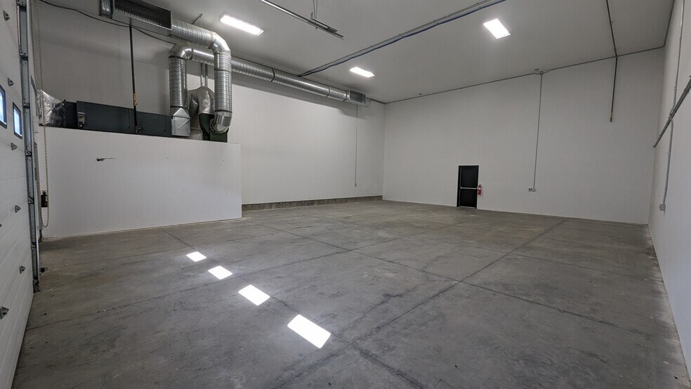 More Photos Of 3036 N 36 St, Lethbridge Warehouse For Lease
