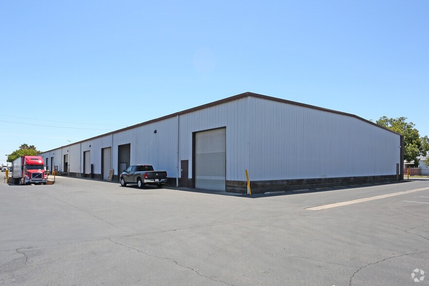 More Photos Of 2575-2589 S Sarah St, Fresno Warehouse For Lease