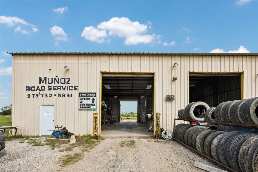 More Photos Of 1021 Star Ln, Cat Spring Light Manufacturing For Sale