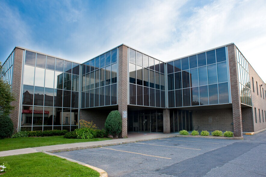 More Photos Of 2120 Av Victoria, Longueuil Office For Sale