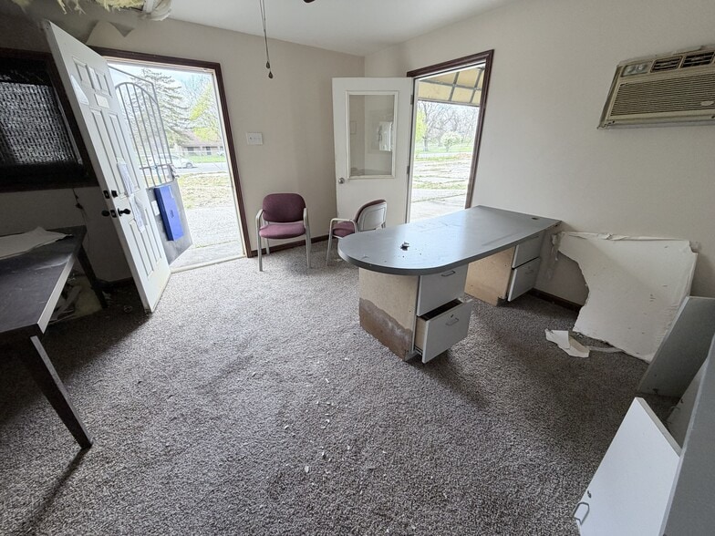 More Photos Of 810 N Dr Martin Luther King Jr Blvd, Muncie Freestanding For Sale