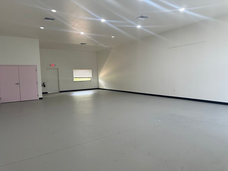 More Photos Of 741 Tillman Pl, Plant City Light Distribution For Lease