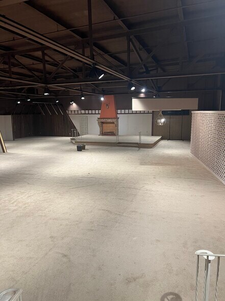 More Photos Of 740 8th Ave, Huntington Warehouse For Lease