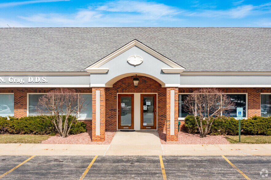 More Photos Of 3 S Greenleaf Ave, Gurnee Unknown For Lease