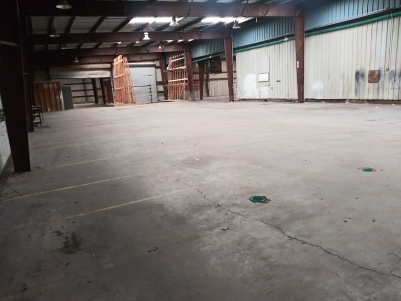 More Photos Of 5017 N Coolidge Dr, Tampa Warehouse For Sale