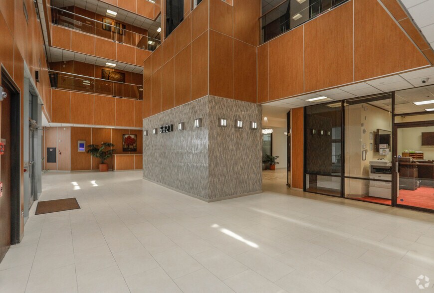 More Photos Of 5821 Southwest Fwy, Houston Office For Lease