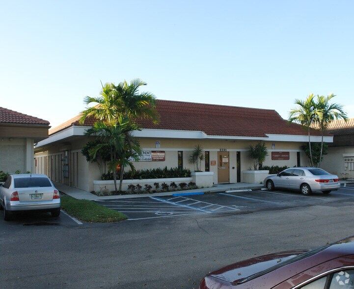 Primary Photo Of 2231 N University Dr, Pembroke Pines Medical For Lease