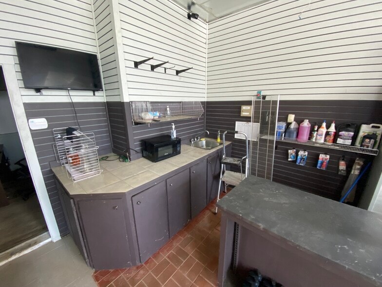 More Photos Of 2825 Hwy 2, Admiral Rock Auto Repair For Sale