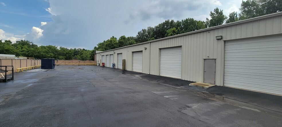 More Photos Of 4882 English Towne Dr, Memphis Warehouse For Lease