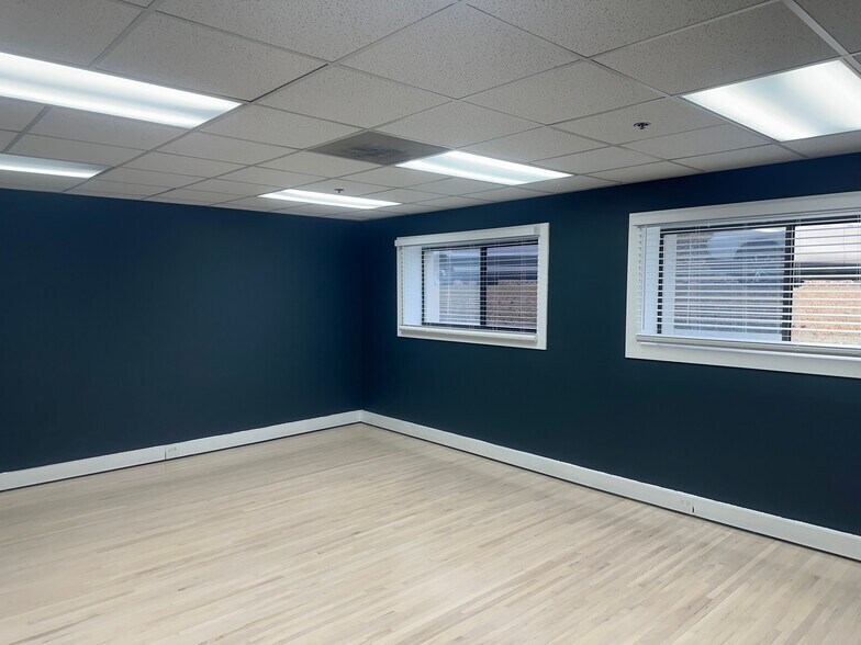 More Photos Of 1901 Raymond Dr, Northbrook Medical For Lease