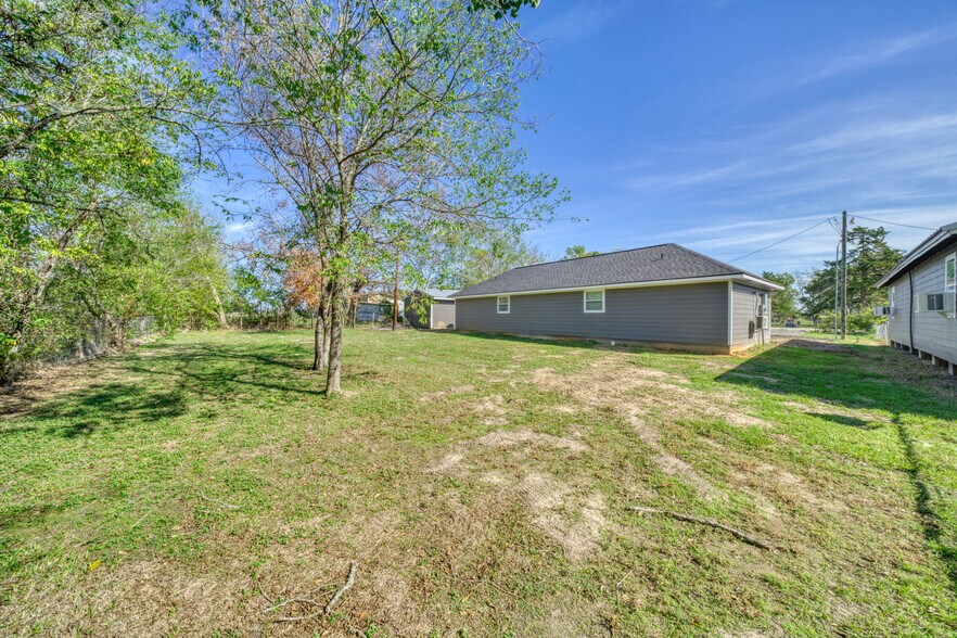 More Photos Of 9337 Ash St, Midway Apartments For Sale