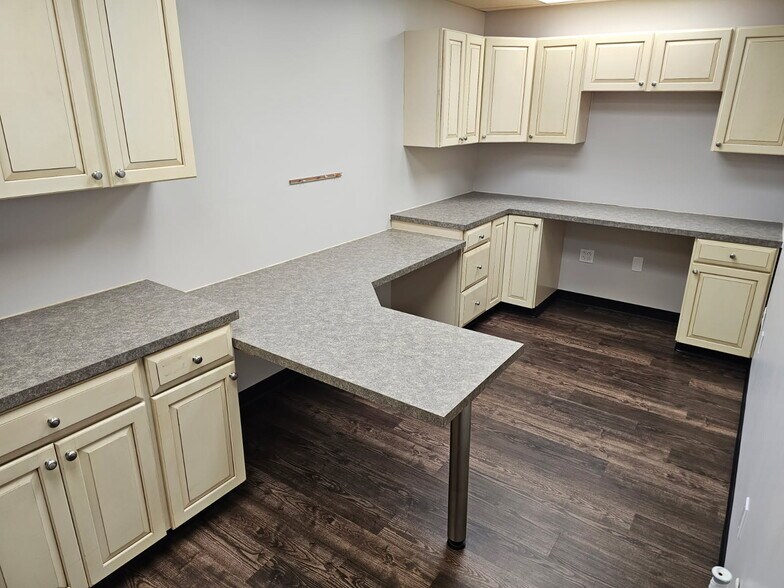 More Photos Of 1359 E Hanthorn Rd, Lima Light Distribution For Lease