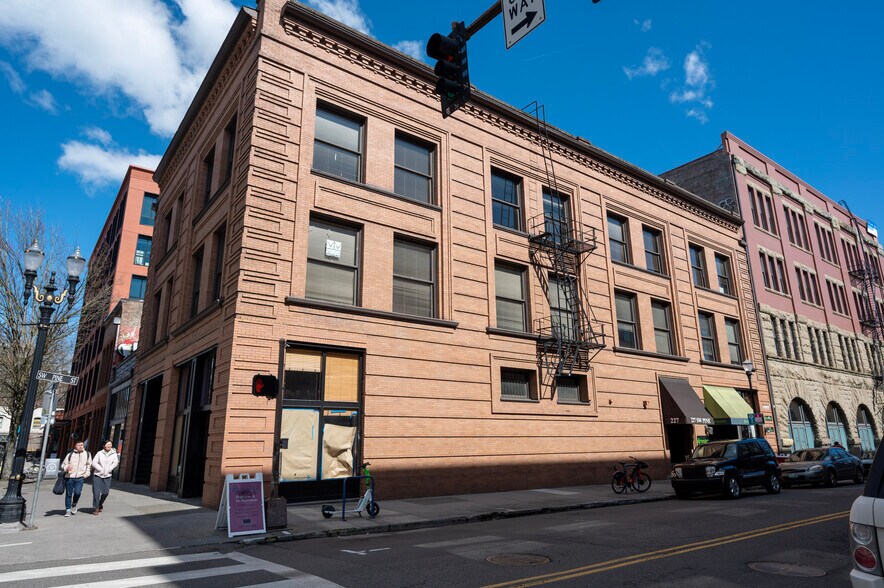 More Photos Of 221-277 SW Pine St, Portland Office For Sale
