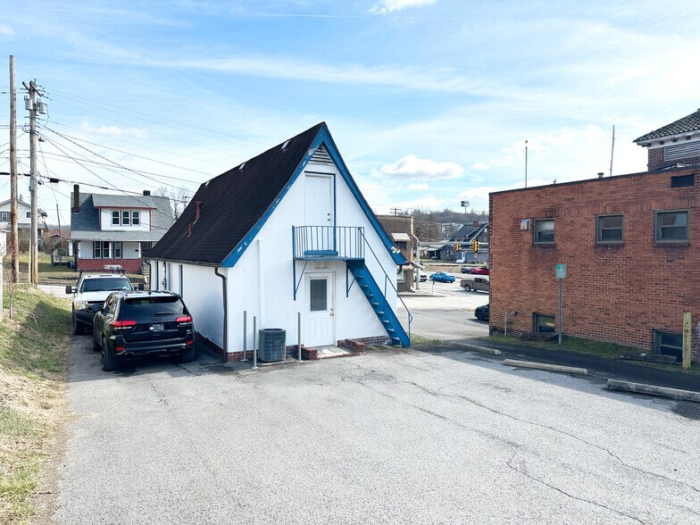 More Photos Of 825 E. Park Ave, Fairmont Office For Sale