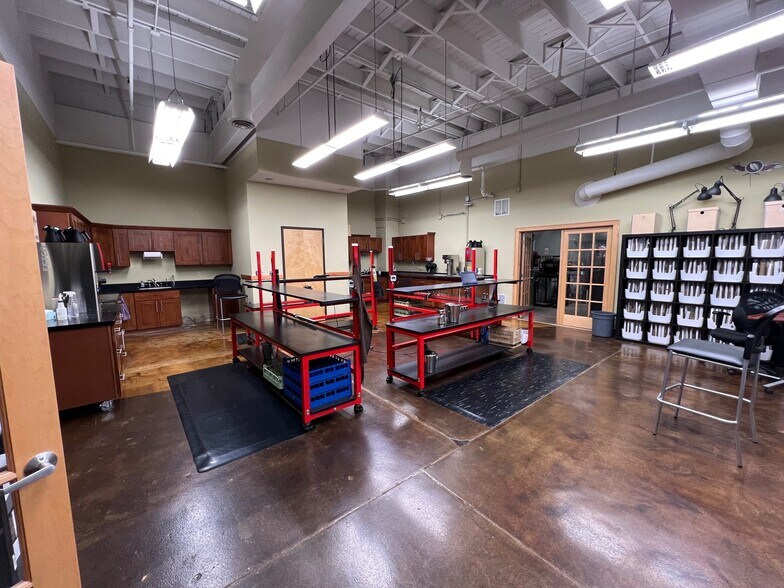 More Photos Of 2617 E Hennepin Ave, Minneapolis Flex For Sale