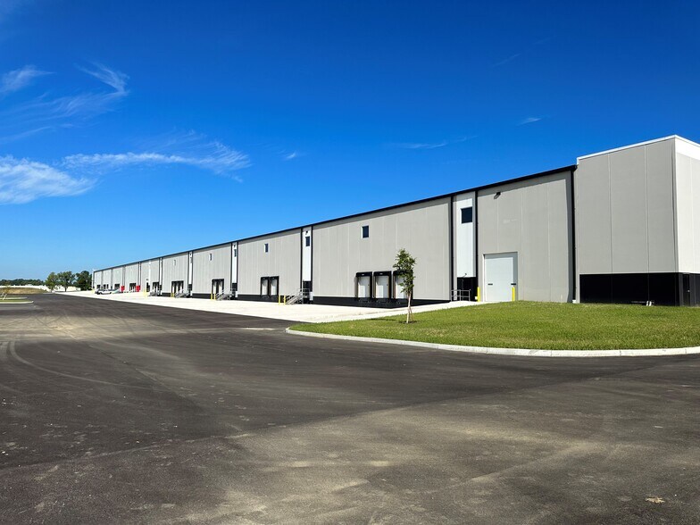 More Photos Of 301 Lau Pky, Englewood Distribution For Lease