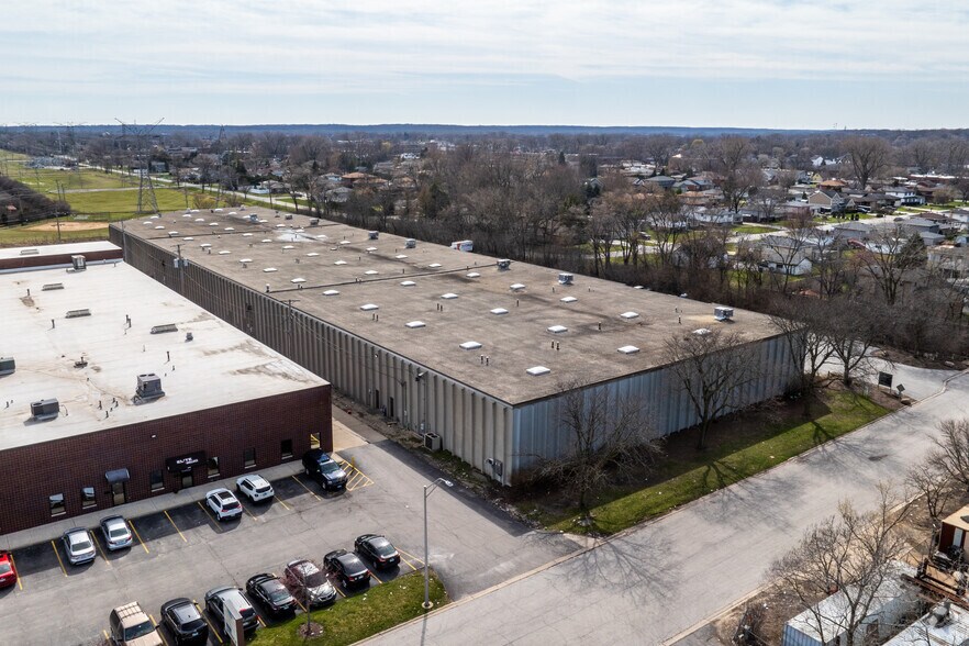 More Photos Of 9901-9913 S 78th Ave, Hickory Hills Warehouse For Lease