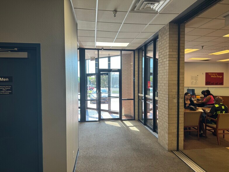 More Photos Of 6112 McCart Ave, Fort Worth Office For Lease
