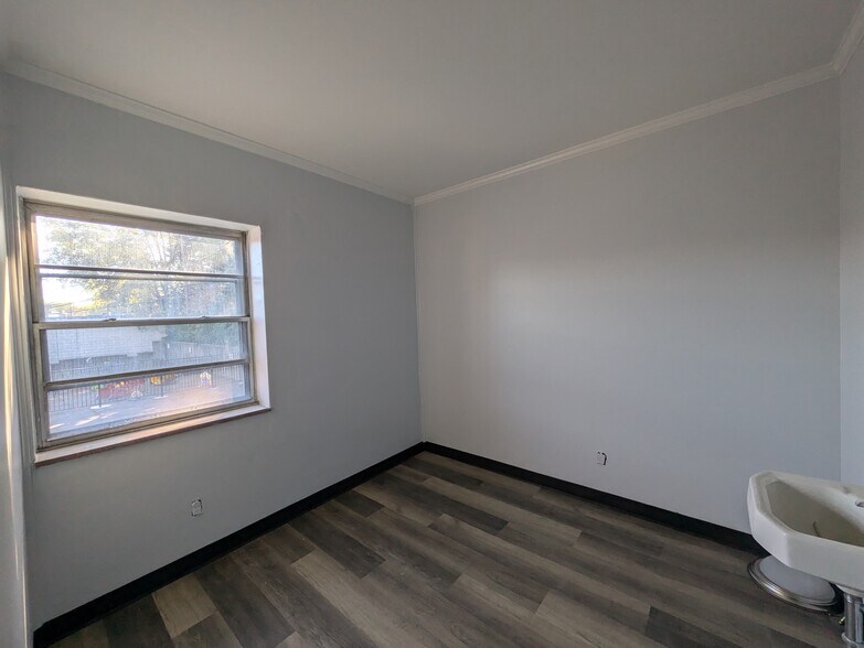 More Photos Of 1434-1436 Chambers Rd, Saint Louis Veterinarian Kennel For Sale