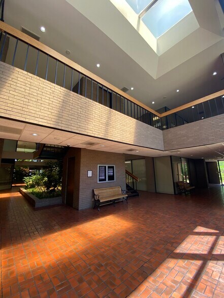 More Photos Of 10810 Katy Fwy, Houston Office For Lease