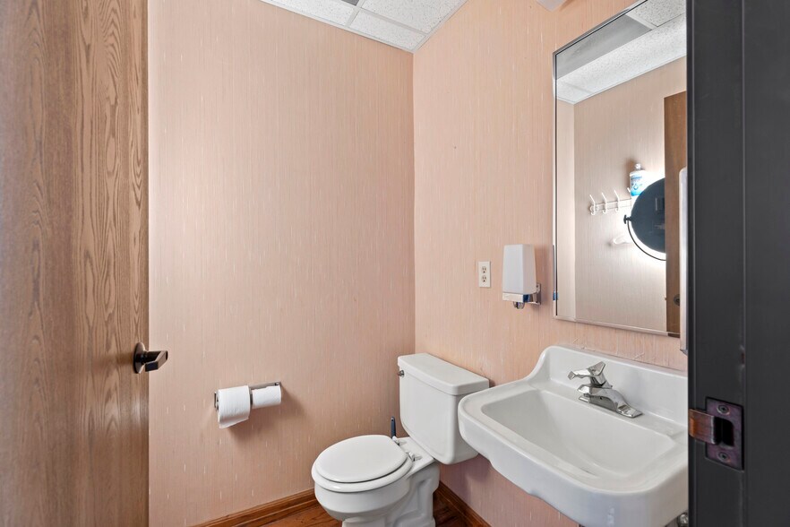 More Photos Of 44215 15th St W, Lancaster Medical For Sale